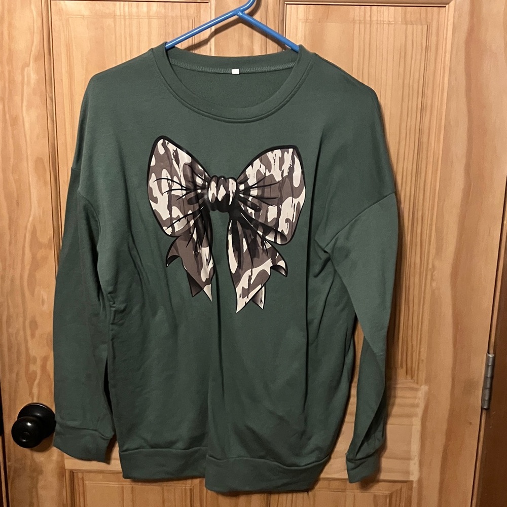 Green Crew Neck Sweater with Bow Design